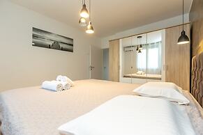 Deluxe Apartment near Bridge