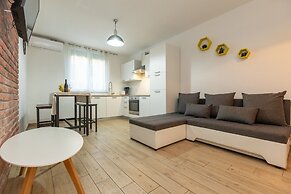 Deluxe Apartment near Bridge