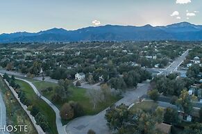 2BR Garden of the Gods Hike, Dine, Nightlife!