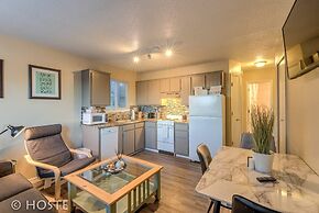 2BR Garden of the Gods Hike, Dine, Nightlife!