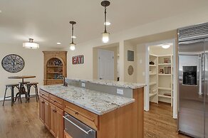 5BR Poe Manor Entertain,hot Tub+has Everything!