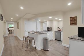 5BR Poe Manor Entertain,hot Tub+has Everything!