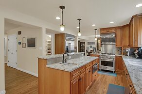 5BR Poe Manor Entertain,hot Tub+has Everything!