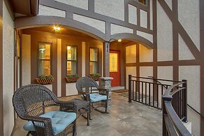 5BR Poe Manor Entertain,hot Tub+has Everything!