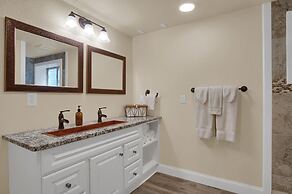 5BR Poe Manor Entertain,hot Tub+has Everything!