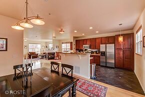 3BR Downtown Townhome /w Stunning Balcony Views!