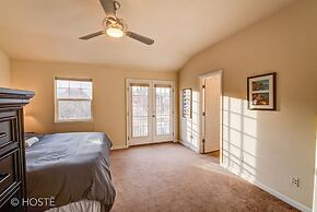 3BR Downtown Townhome /w Stunning Balcony Views!