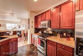 3BR Downtown Townhome /w Stunning Balcony Views!