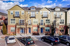 3BR Downtown Townhome /w Stunning Balcony Views!