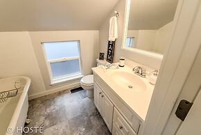 Perfect Cottage Downtown Great Patio!