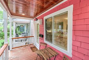 Perfect Cottage Downtown Great Patio!