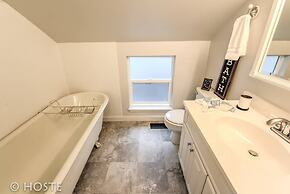 Perfect Cottage Downtown Great Patio!