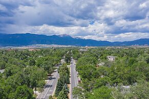 Perfect Cottage Downtown Great Patio!