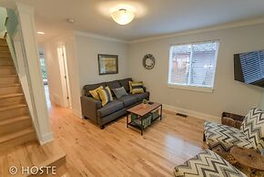 Perfect Cottage Downtown Great Patio!