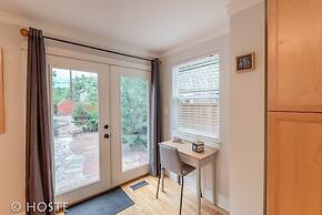 Perfect Cottage Downtown Great Patio!