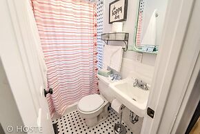 Perfect Cottage Downtown Great Patio!