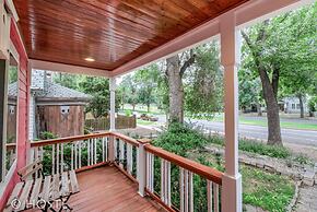 Perfect Cottage Downtown Great Patio!