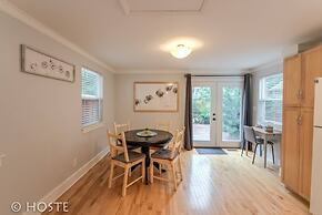 Perfect Cottage Downtown Great Patio!