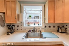 Perfect Cottage Downtown Great Patio!