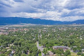 Perfect Cottage Downtown Great Patio!