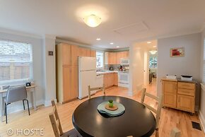 Perfect Cottage Downtown Great Patio!