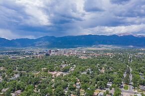 Perfect Cottage Downtown Great Patio!