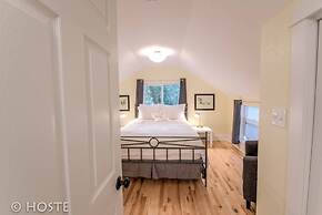 Perfect Cottage Downtown Great Patio!