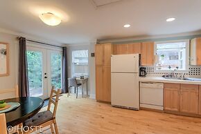 Perfect Cottage Downtown Great Patio!