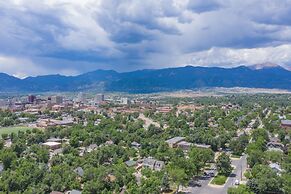 Perfect Cottage Downtown Great Patio!