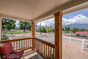 2BR Downtown Adventure Pikes Peak Views AC!
