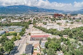 2BR Downtown Adventure Pikes Peak Views AC!
