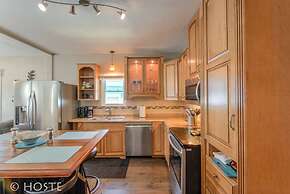 2BR Downtown Adventure Pikes Peak Views AC!