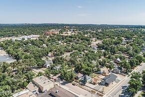 2BR Downtown Adventure Pikes Peak Views AC!