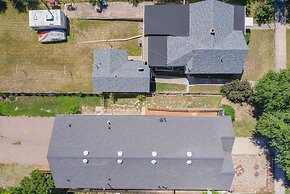 Pet-friendly 4 BR Family Stay Near Downtown