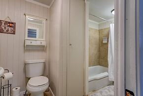 2 Bedroom near Parks, A Lake, Downtown