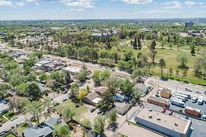 2 Bedroom near Parks, A Lake, Downtown