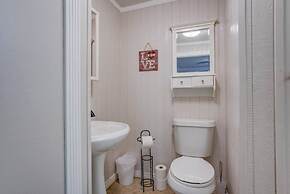 2 Bedroom near Parks, A Lake, Downtown