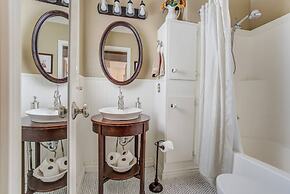 1893 Classic 4 Blocks From Great Dining & Shops