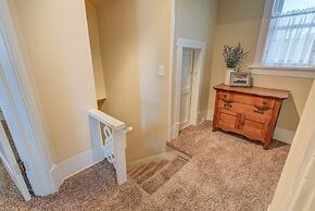 1893 Classic 4 Blocks From Great Dining & Shops