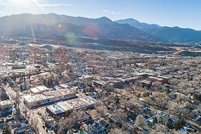 1893 Classic 4 Blocks From Great Dining & Shops