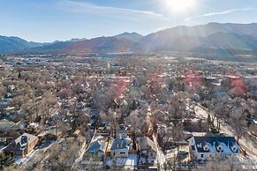 1893 Classic 4 Blocks From Great Dining & Shops