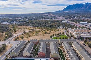 Urban Practicality! 3 Beds, Patios & Dog Friendly