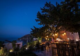 Niriides Hotel & Apartments