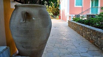 Niriides Hotel & Apartments