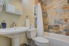 1BR Modern & Chic Bring Your Bikes and Dog!