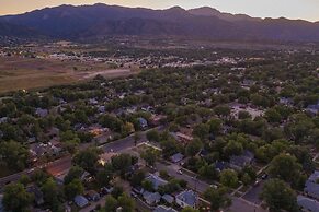 1BR Modern & Chic Bring Your Bikes and Dog!
