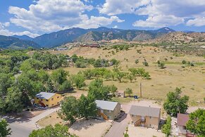 2BR Aptmt Parks Private Deck, Mountain Views!