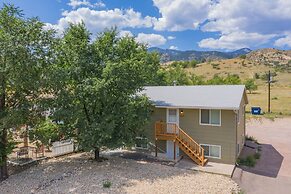 2BR Aptmt Parks Private Deck, Mountain Views!