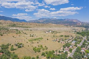 2BR Aptmt Parks Private Deck, Mountain Views!