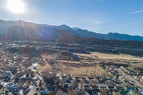 2BR Aptmt Parks Private Deck, Mountain Views!